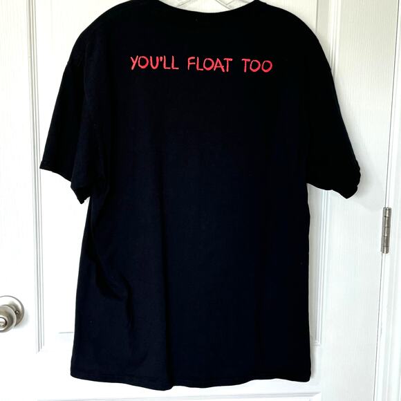 Stephen King's It Pennywise Clown Yellow Raincoat Graphic Print T-Shirt Mens L - Picture 2 of 5